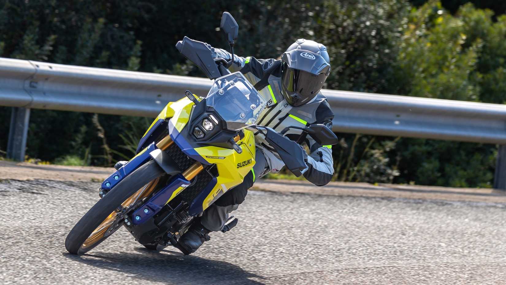 Foto de ação frontal da Suzuki V-Strom 800 2023