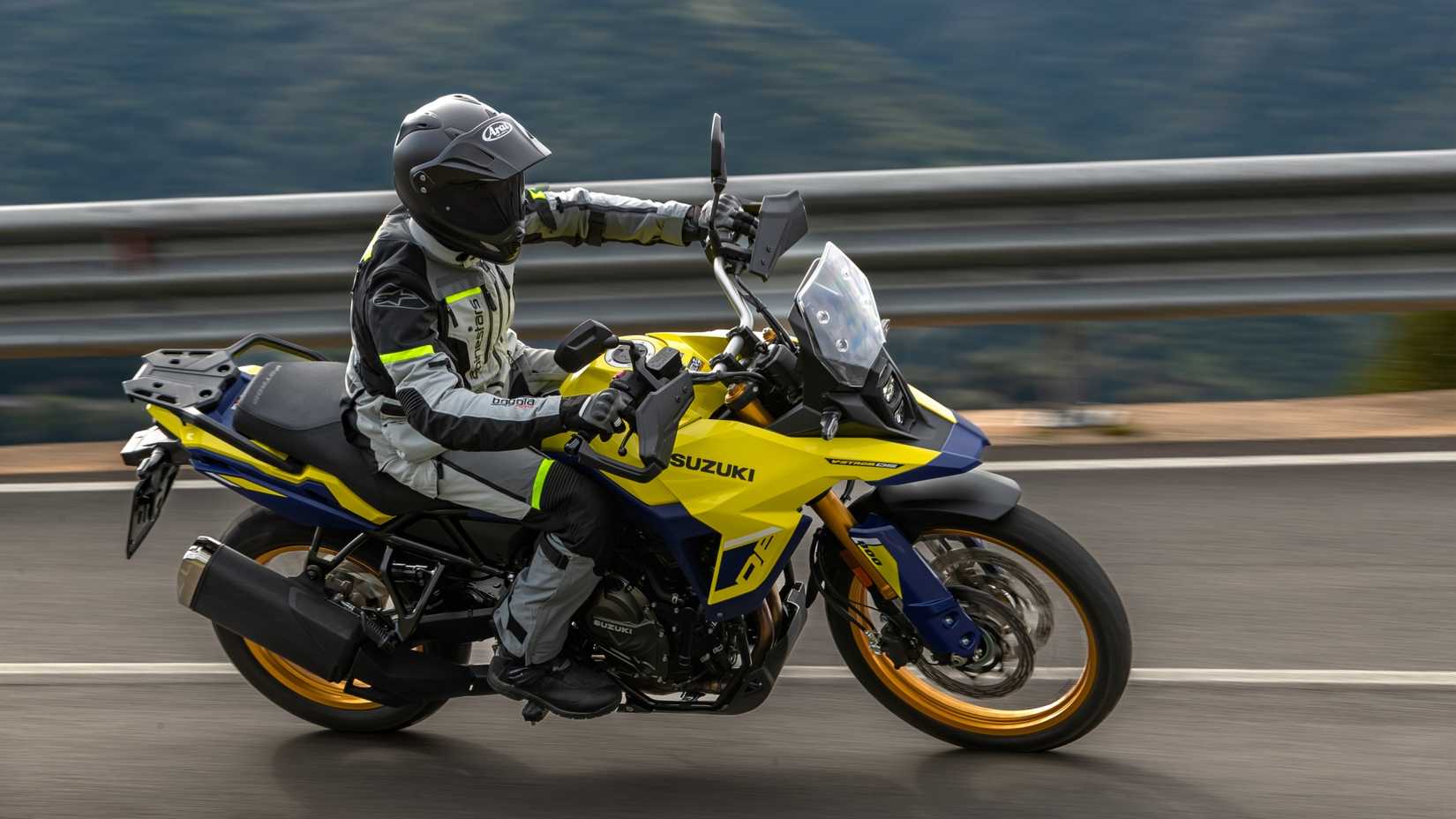2023 Suzuki V-Strom 800 ação tiro lado direito