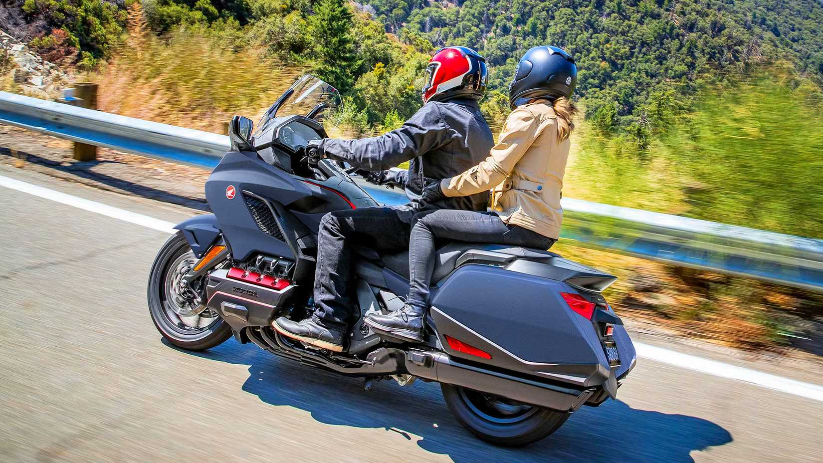 Dois pilotos pilotando uma Honda Gold Wing 2023