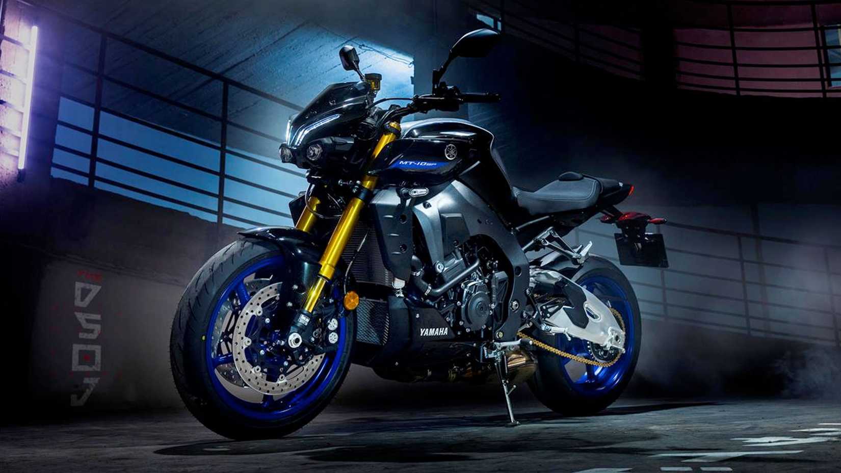 Fotografia de uma YAMAHA MT-10 2023 estacionada em um estacionamento futurista à noite.