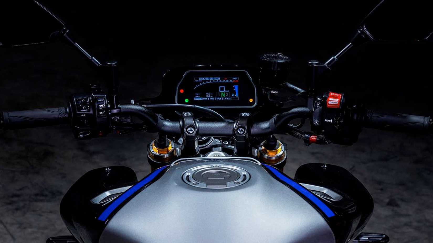 Photograph of 2023 YAMAHA MT-10 rider view and TFT display.