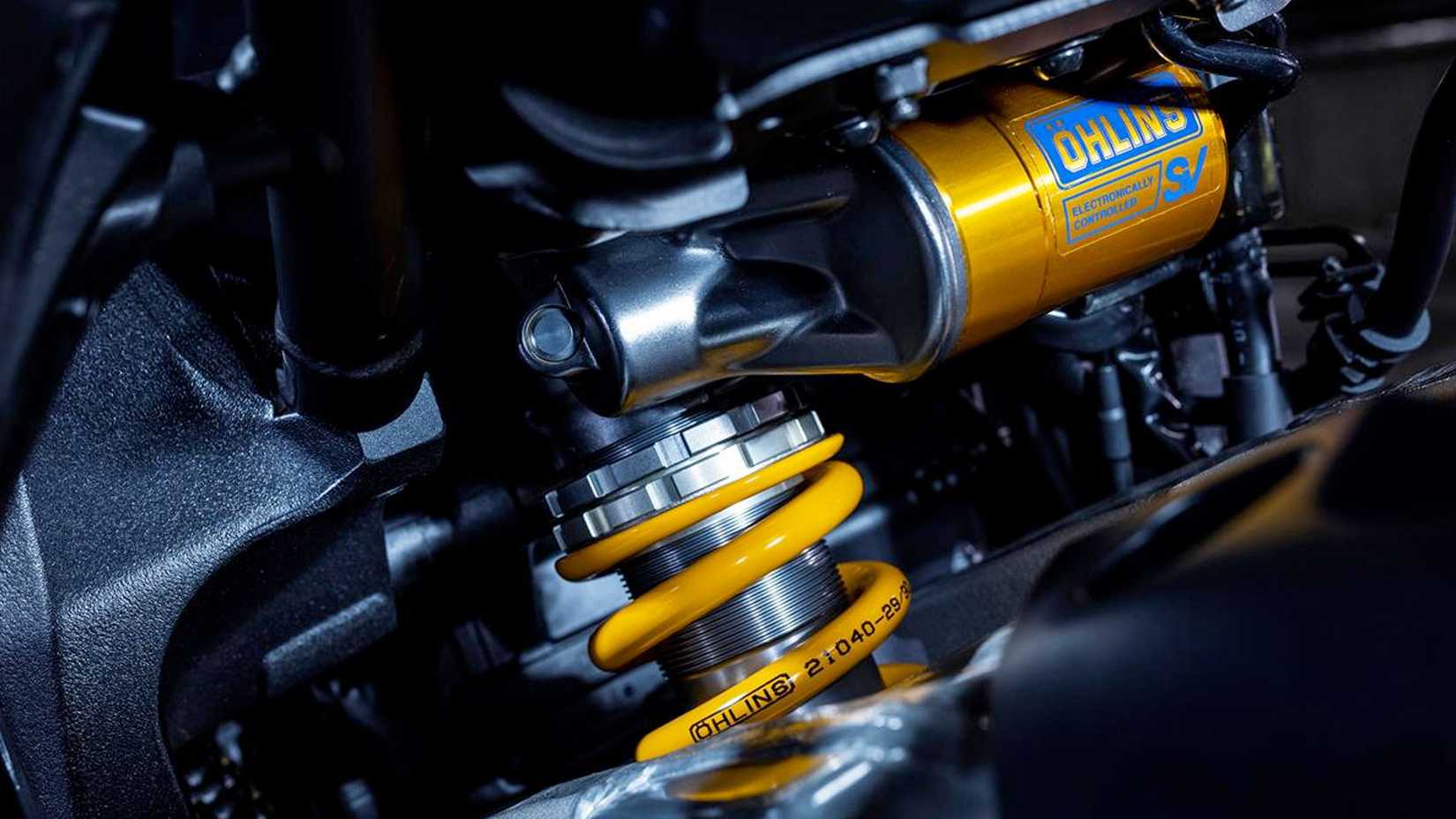 Fotografia detalhada do close-up do sistema de suspensão semi-ativa avançada YAMAHA MT-10 Öhlins 2023.