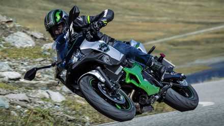 Uma foto de ação da Kawasaki Ninja 7 Hybrid fazendo curvas em estradas de montanha