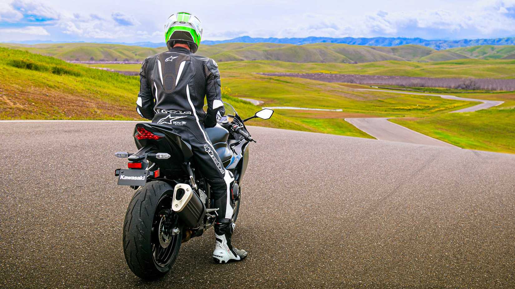 Piloto montado em uma Kawasaki Ninja ZX-6R 2024 preta