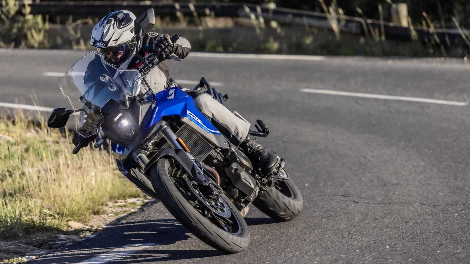 Foto de ação frontal da Suzuki V-Strom 800 2024