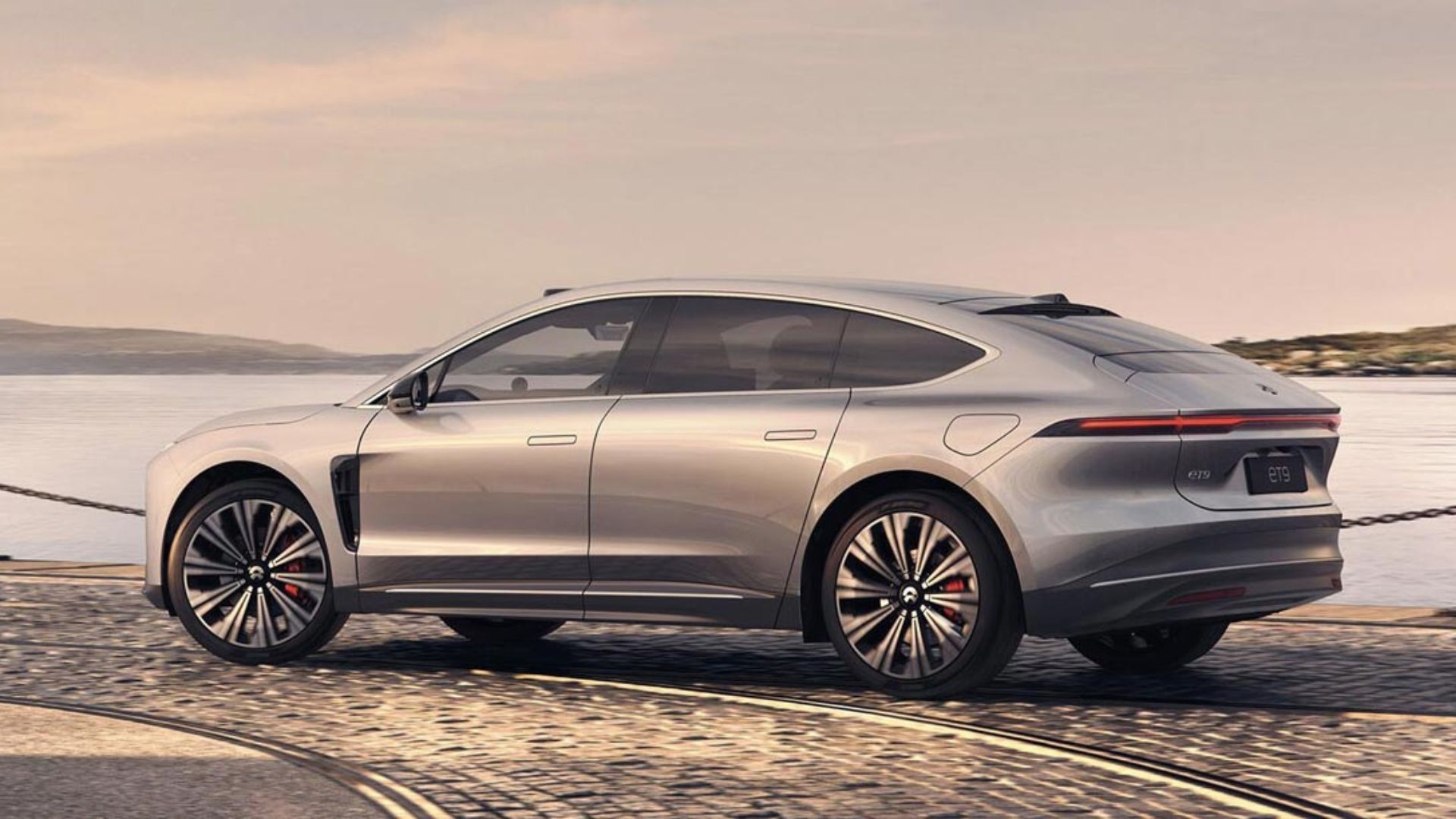 Alternative rear three-quarter showing wheel design and rear track width