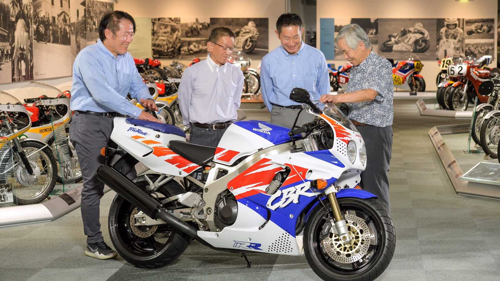 Tadao Baba e outros líderes do projeto Fireblade em volta de uma Fireblade CBR900RR