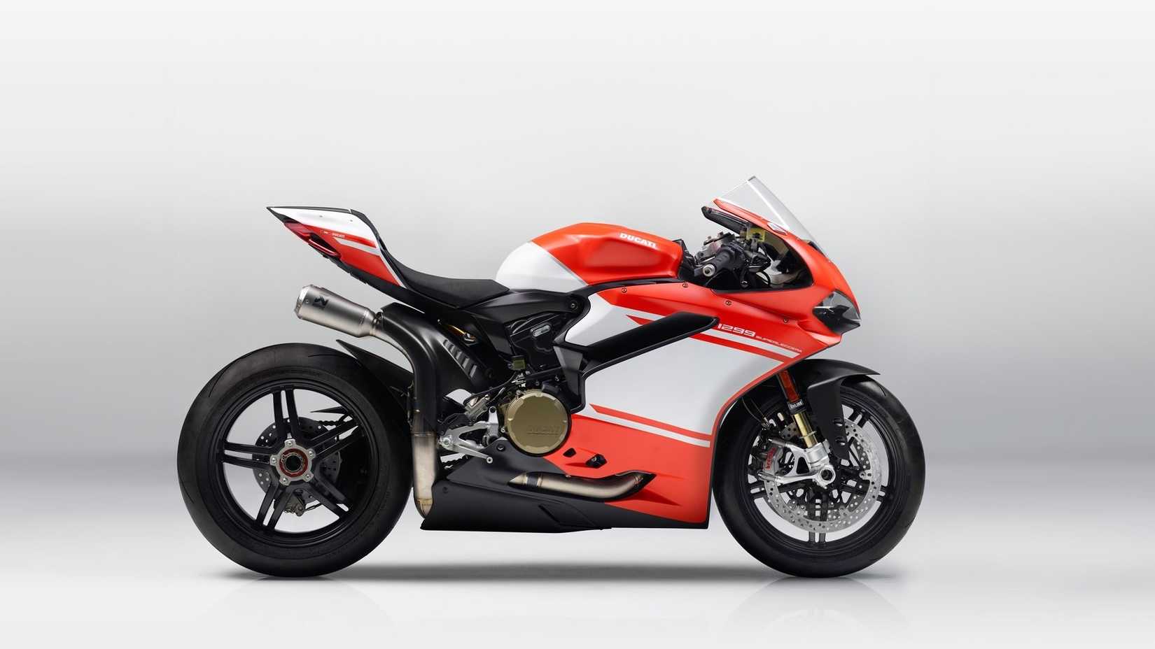 A studio image of the Ducati 1299 Superleggera from the right side 