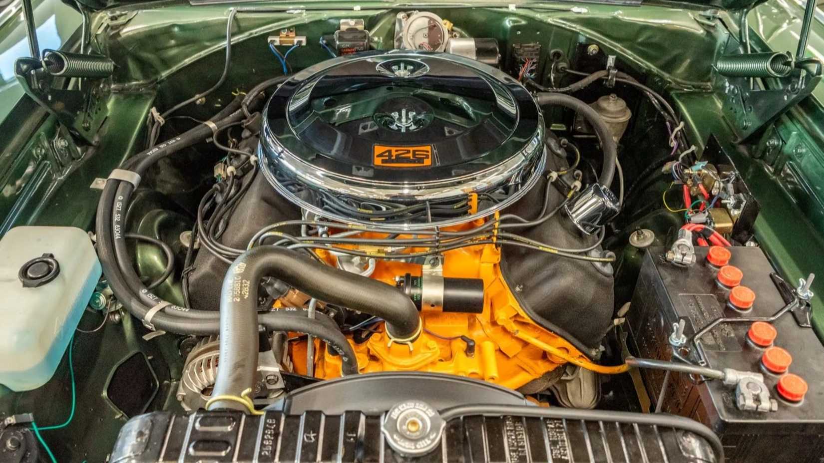 Um 426ci Hemi V8 alimentando um Dodge Charger 1966