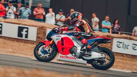 Um piloto pilotando a Honda RC213V-S no Goodwood Festival of Speed 2018