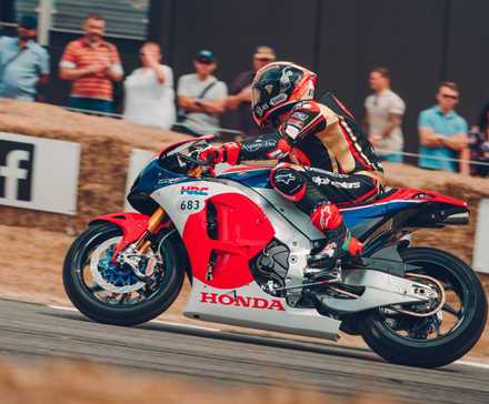 Um piloto pilotando a Honda RC213V-S no Goodwood Festival of Speed 2018