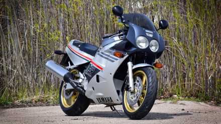A front 3/4 shot of a Yamaha FZR1000