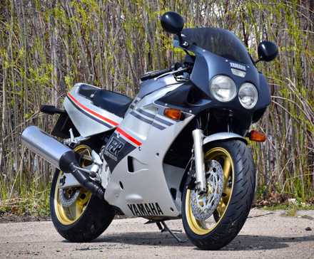 Uma foto frontal 3/4 de uma Yamaha FZR1000