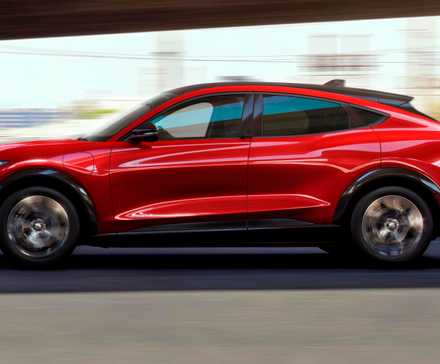 Lado do Ford Mustang Mach-E 2024