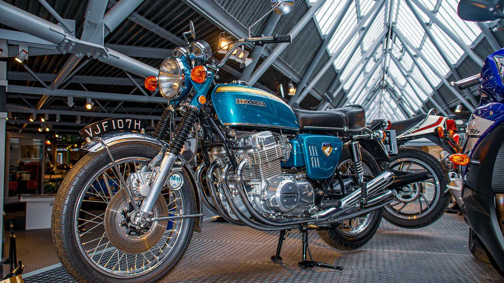Uma motocicleta Honda CB750 no National Motor Museum, Beaulieu