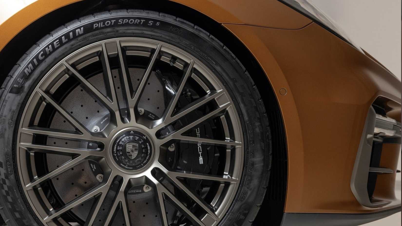 2024 Porsche Panamera Turbo E-Hybrid com roda dianteira dourada e entrada de ar dianteira