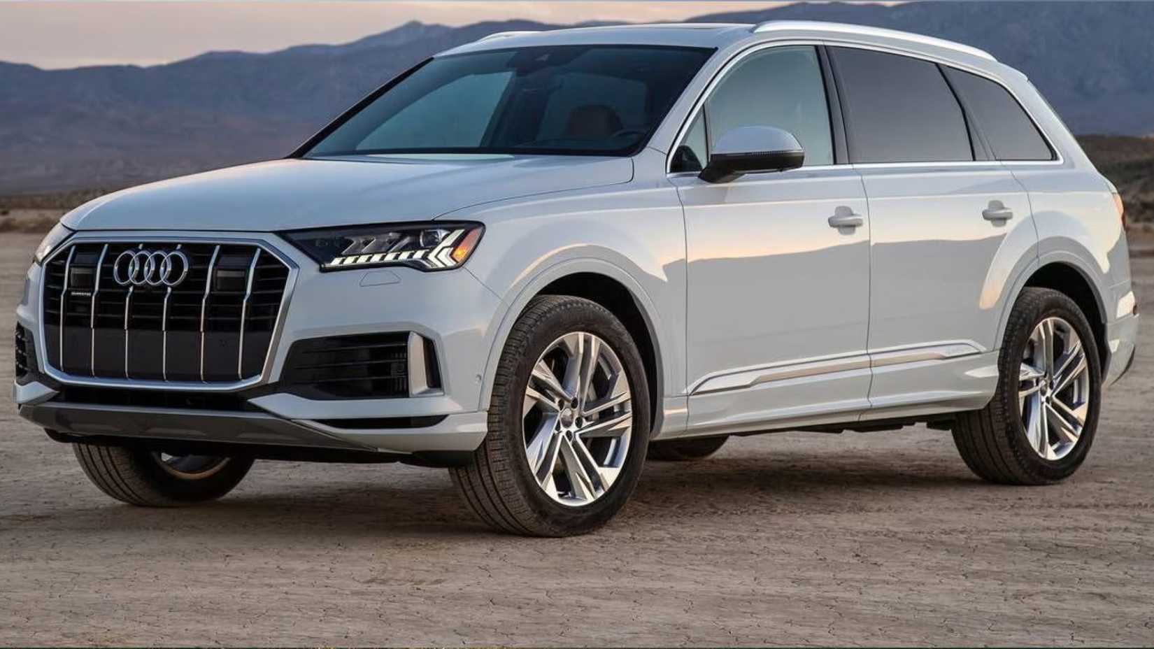 2024 Audi Q7 em branco posando no deserto com montanhas e fundo