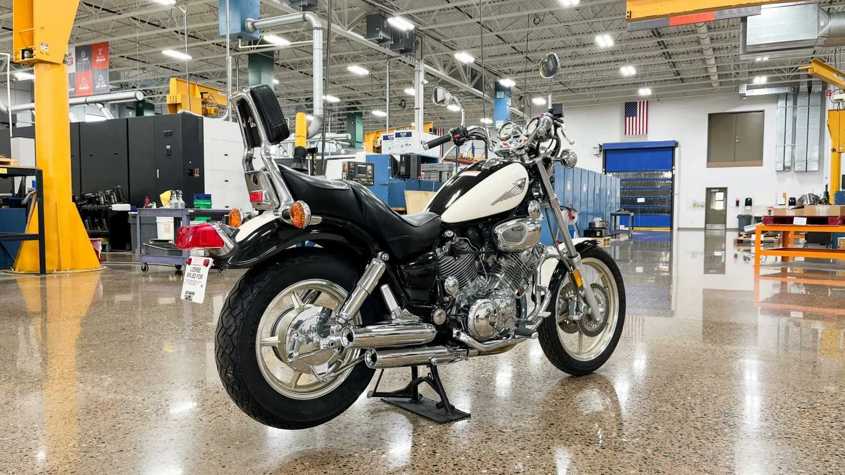 Uma foto traseira lateral direita de uma Yamaha XV1100 Virago 1996