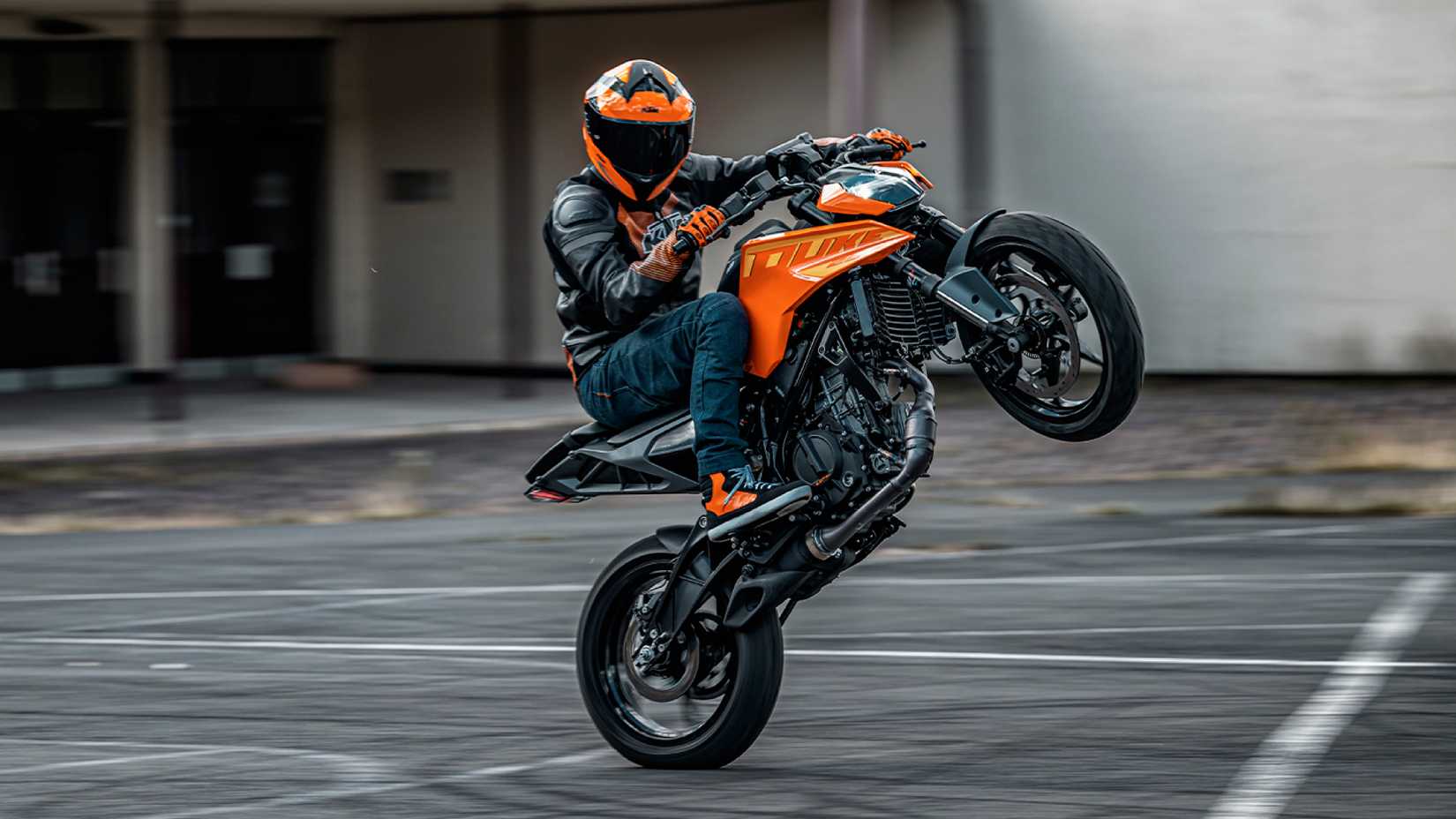 2024 KTM 250 Duke fazendo um cavalinho