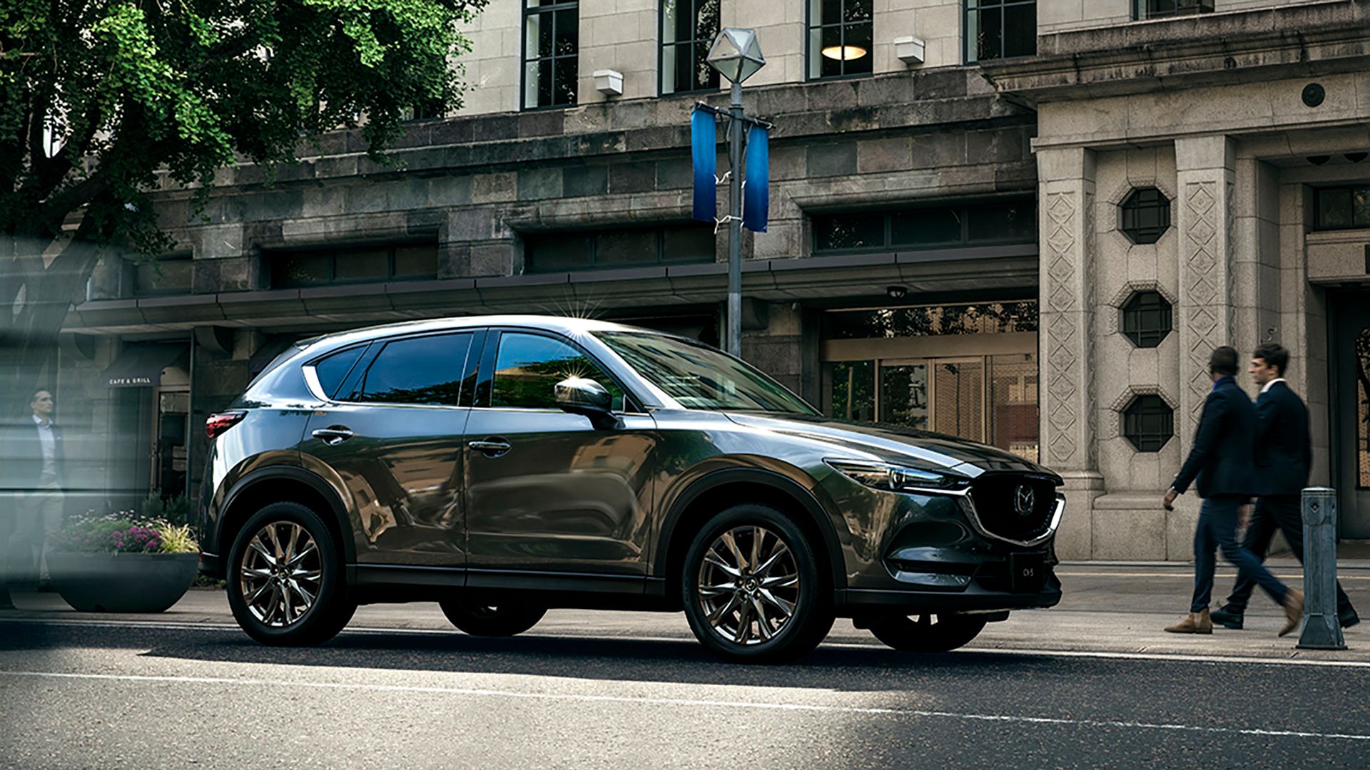 Vista frontal 3/4 de um Mazda CX-5 2021