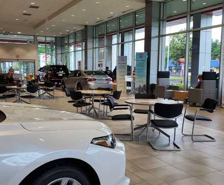 Sala de espera da concessionária Toyota