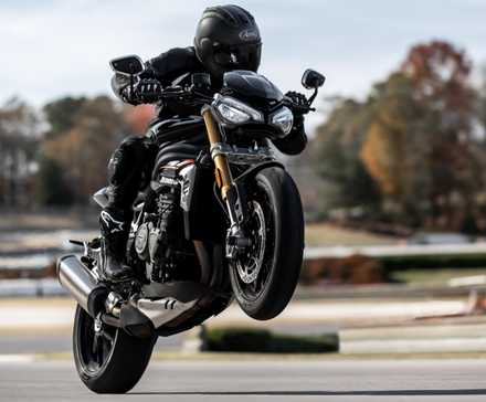 Triumph Speed Triple 1200 RS frontal 3/4 ação
