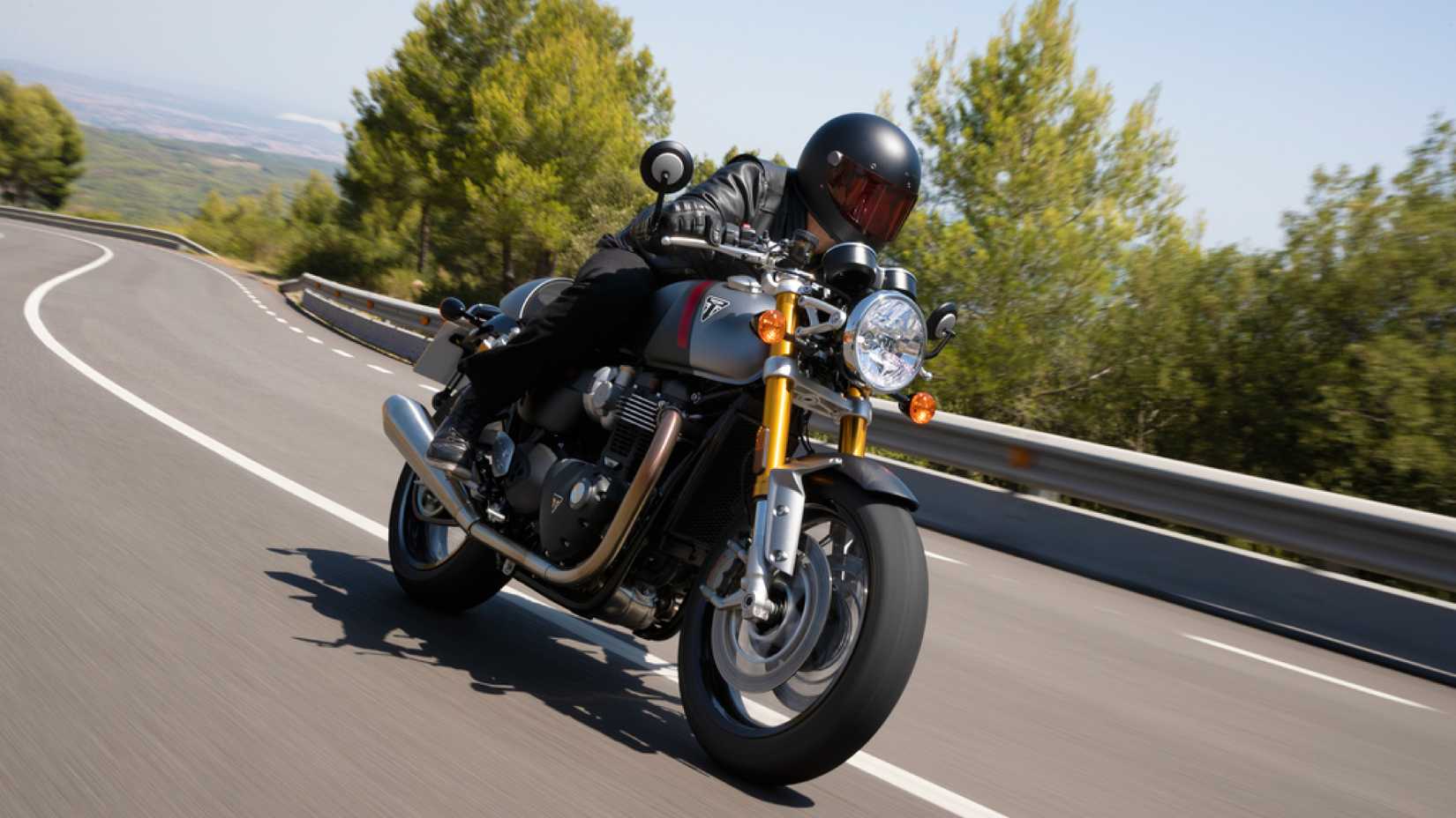 Triumph Thruxton RS andando na rodovia