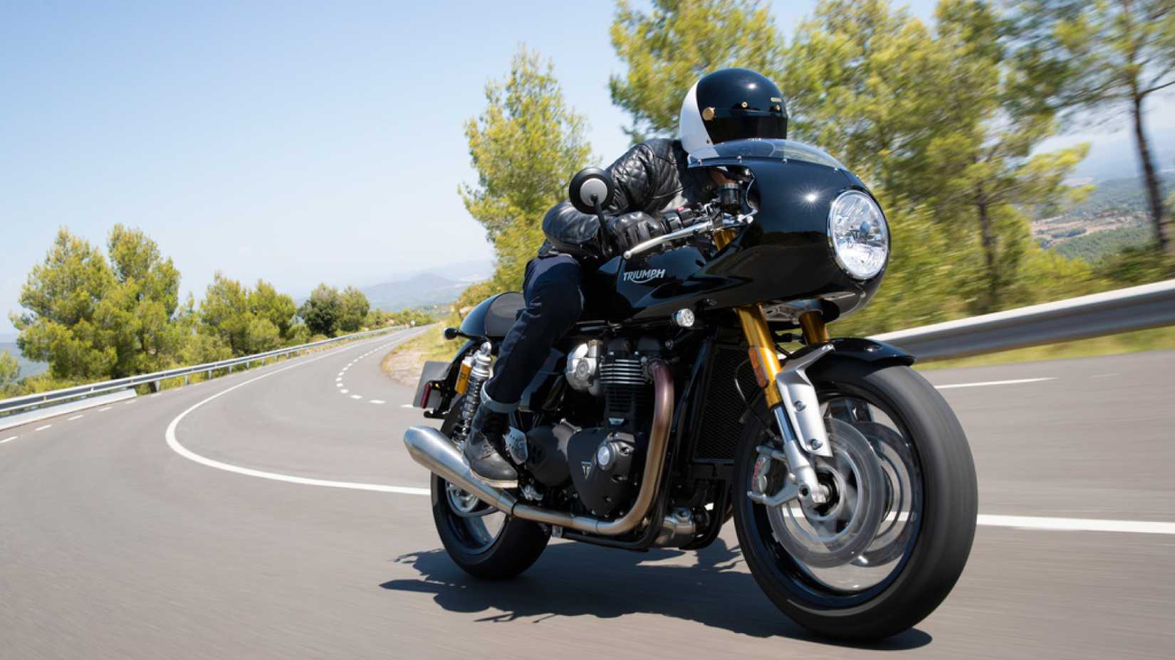 Triumph Thruxton RS com carenagem opcional nas curvas em estrada