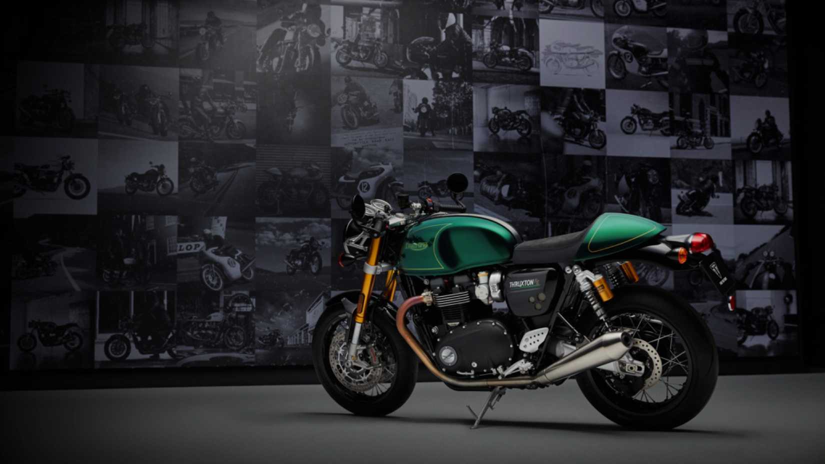 Foto de estúdio traseira esquerda de três quartos da Triumph Thruxton RS
