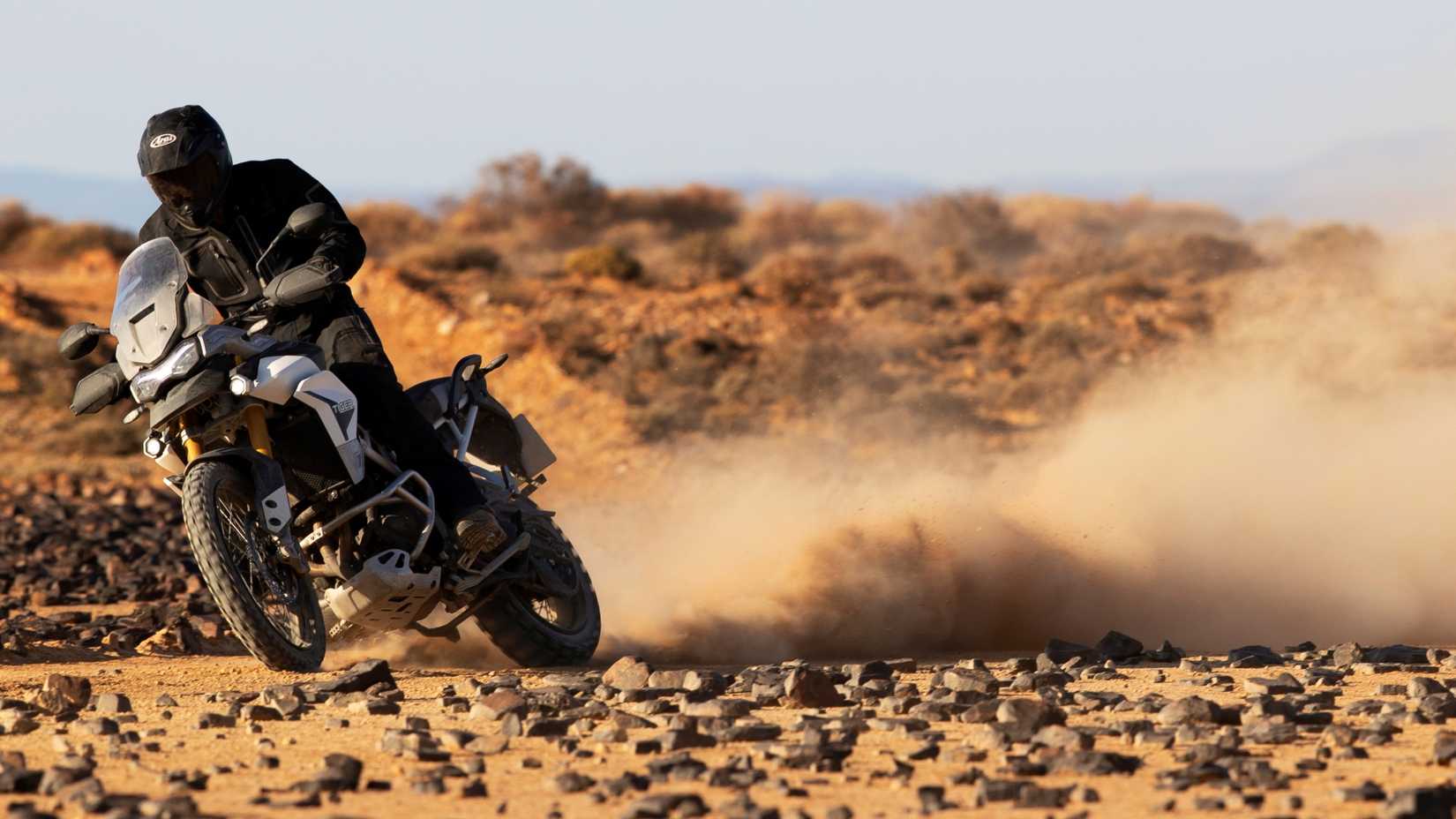Triumph Tiger 900 Rally Pro 1 filmada em ação off-road