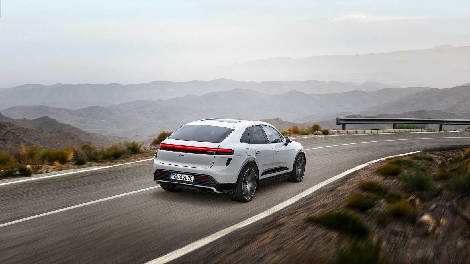 Um Porsche Macan Turbo EV 2024 na estrada