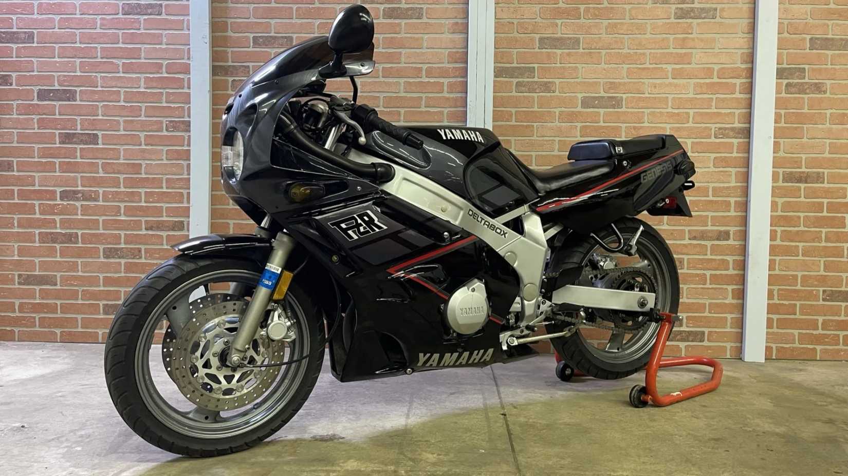 1989 Yamaha FZR 600 Genesis front side left shot