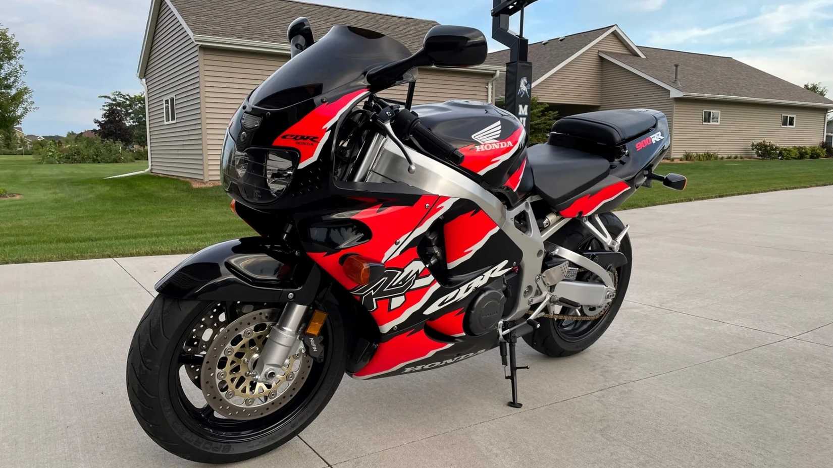 1997 Honda CBR900RR Fireblade side left, advance