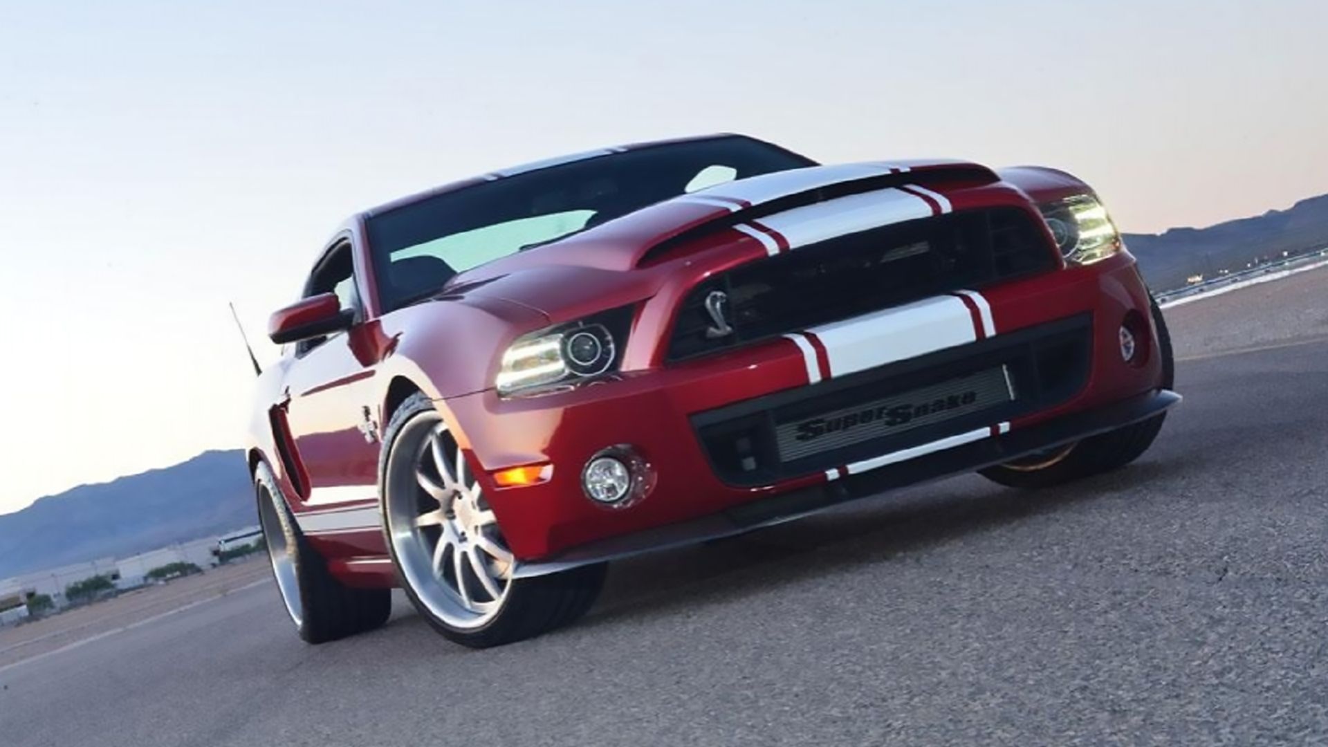 Um Ford Mustang Shelby GT500 Super Snake vermelho 2013