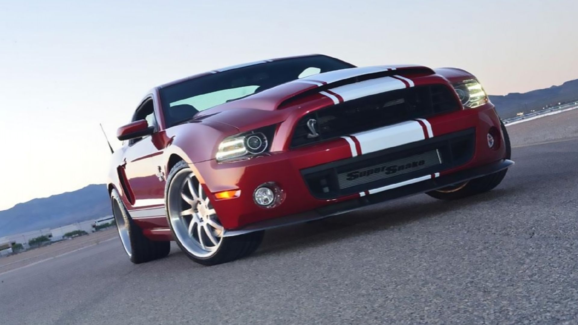 Um Ford Mustang Shelby GT500 Super Snake vermelho 2013