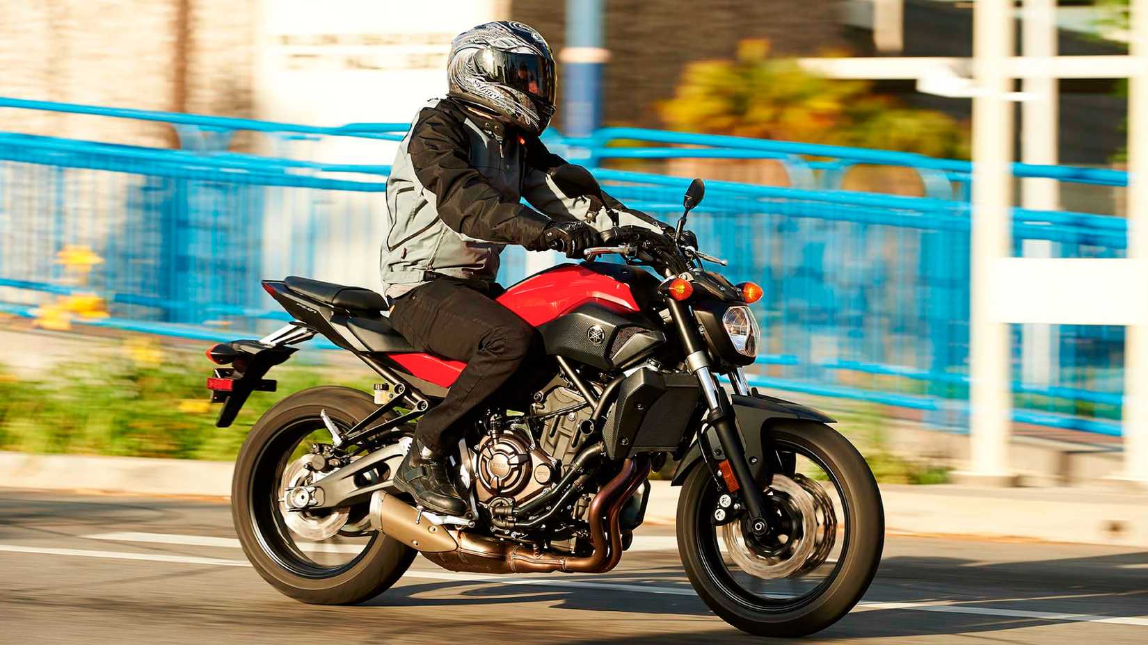 Piloto a bordo de uma Yamaha FZ-07 2015 vermelha