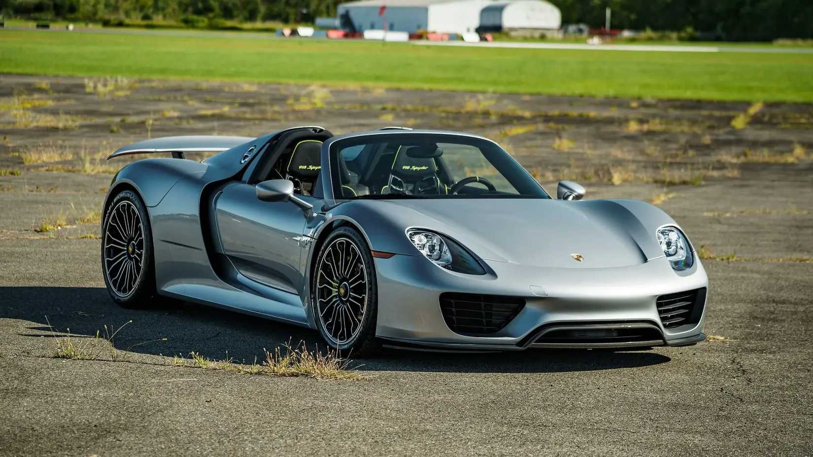 2015 Porsche 918 Spyder front 3/4