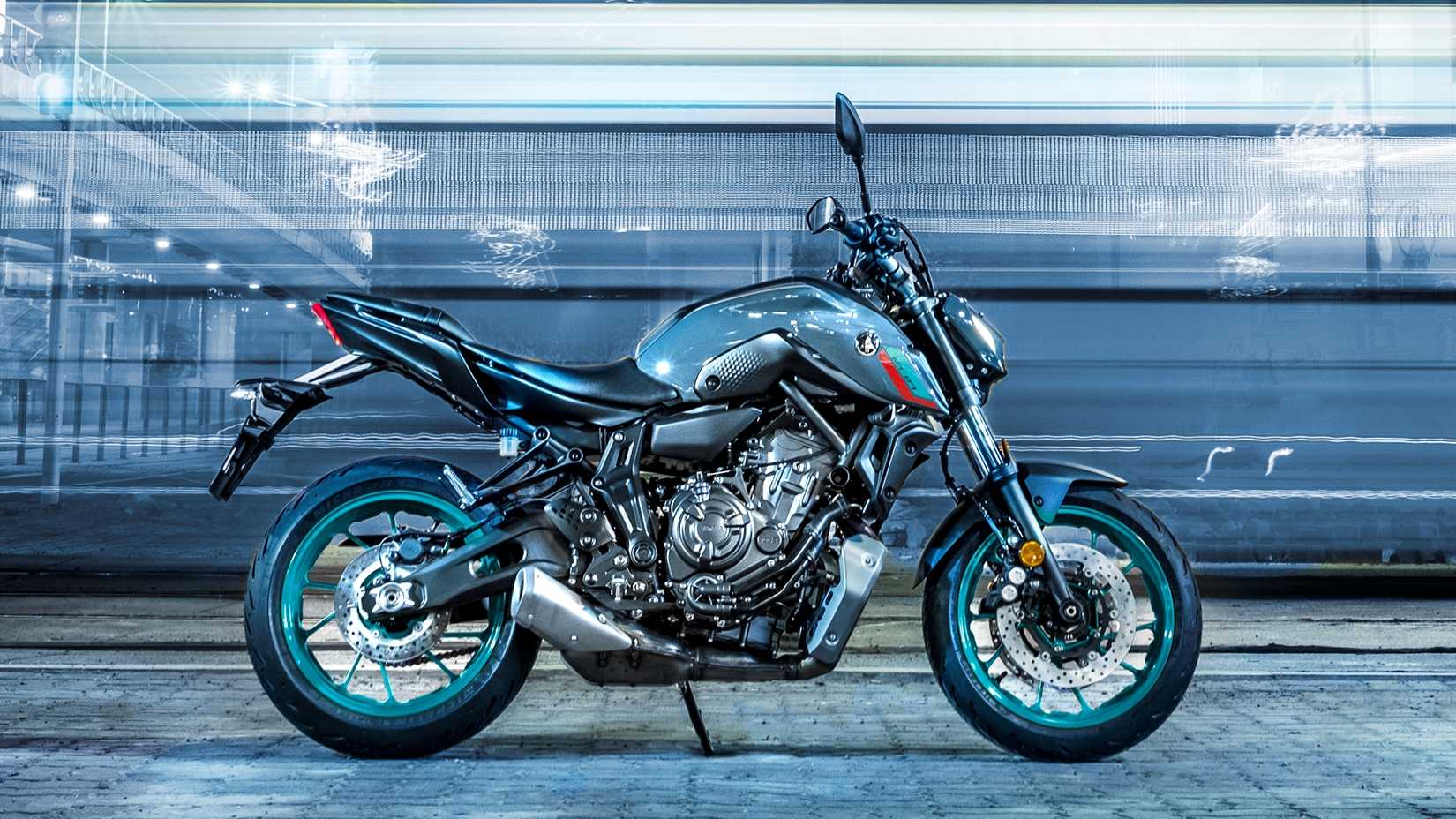 2022 Yamaha MT-07 estacionada na beira da estrada