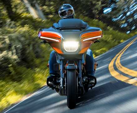 2023 Harley-Davidson CVO Street Glide de frente saindo de uma curva
