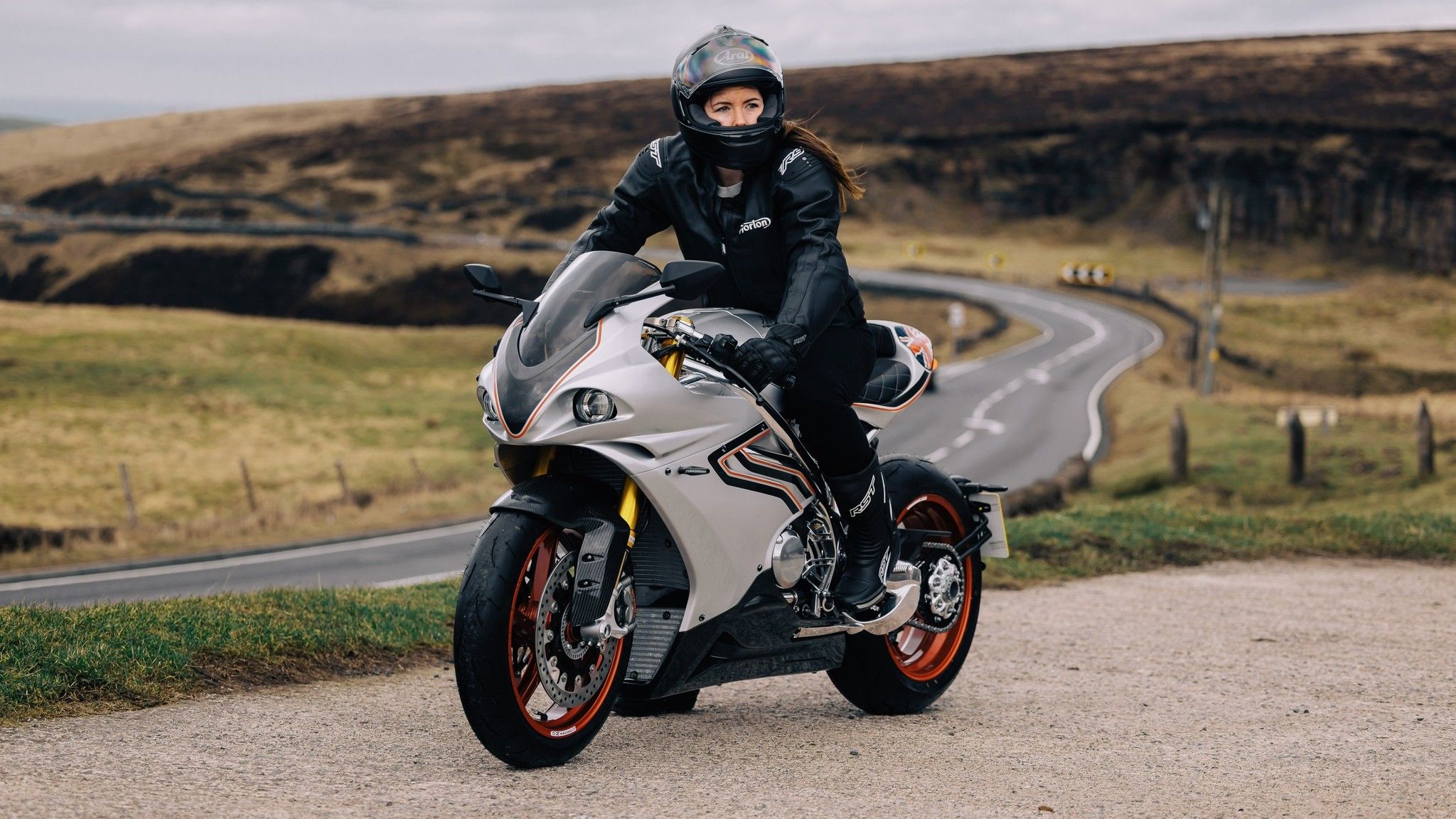 2023 Norton V4SV completo