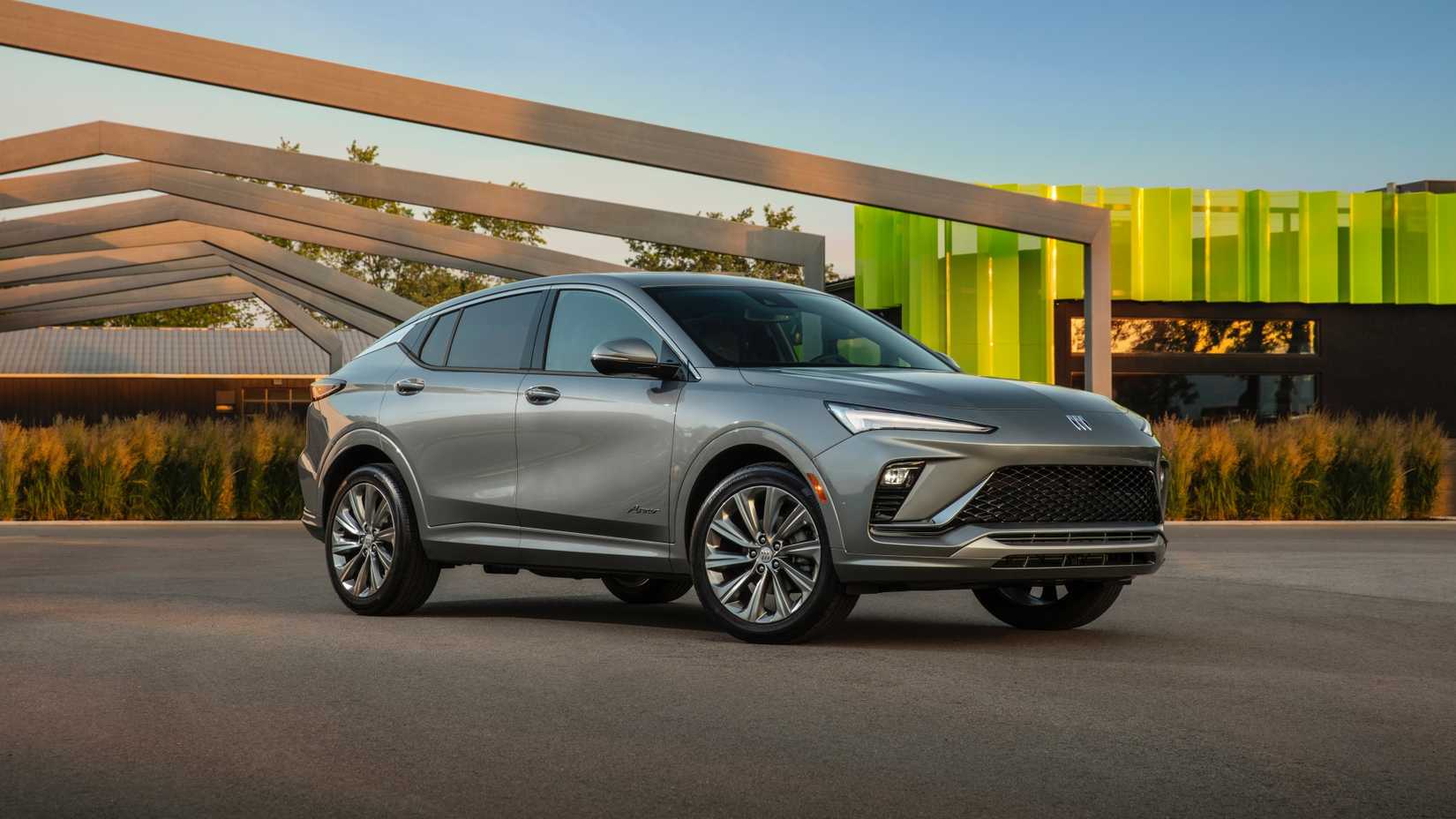 2024 Buick Envista Avenir front three-quarter 