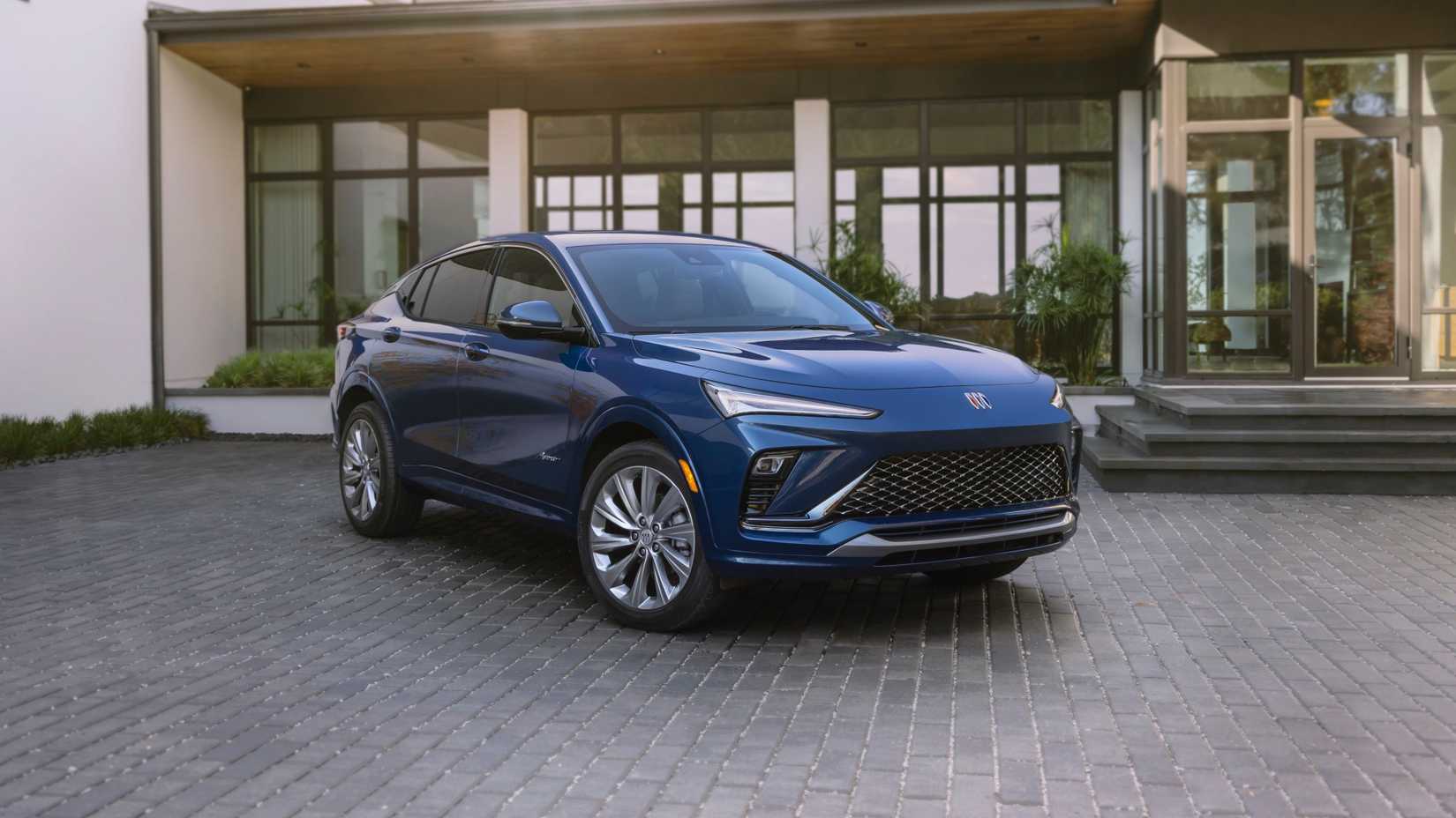 2025 Buick Envista Evenir parked outside