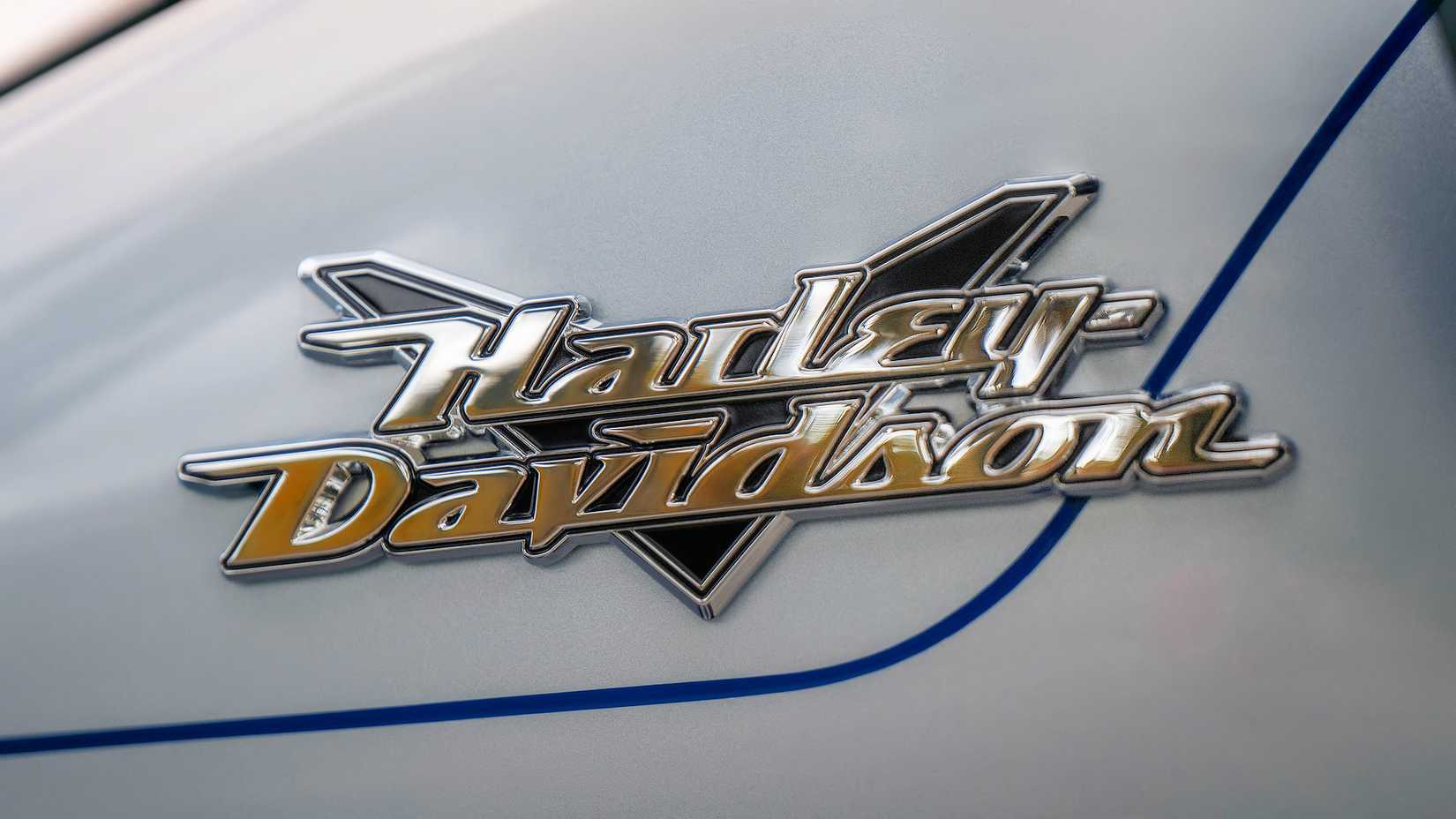 2024 Harley-Davidson Road Glide 3 tank logo close-up detail