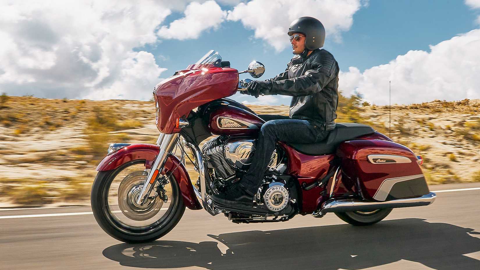 2024 Indian Chieftain Limited cruzando o deserto