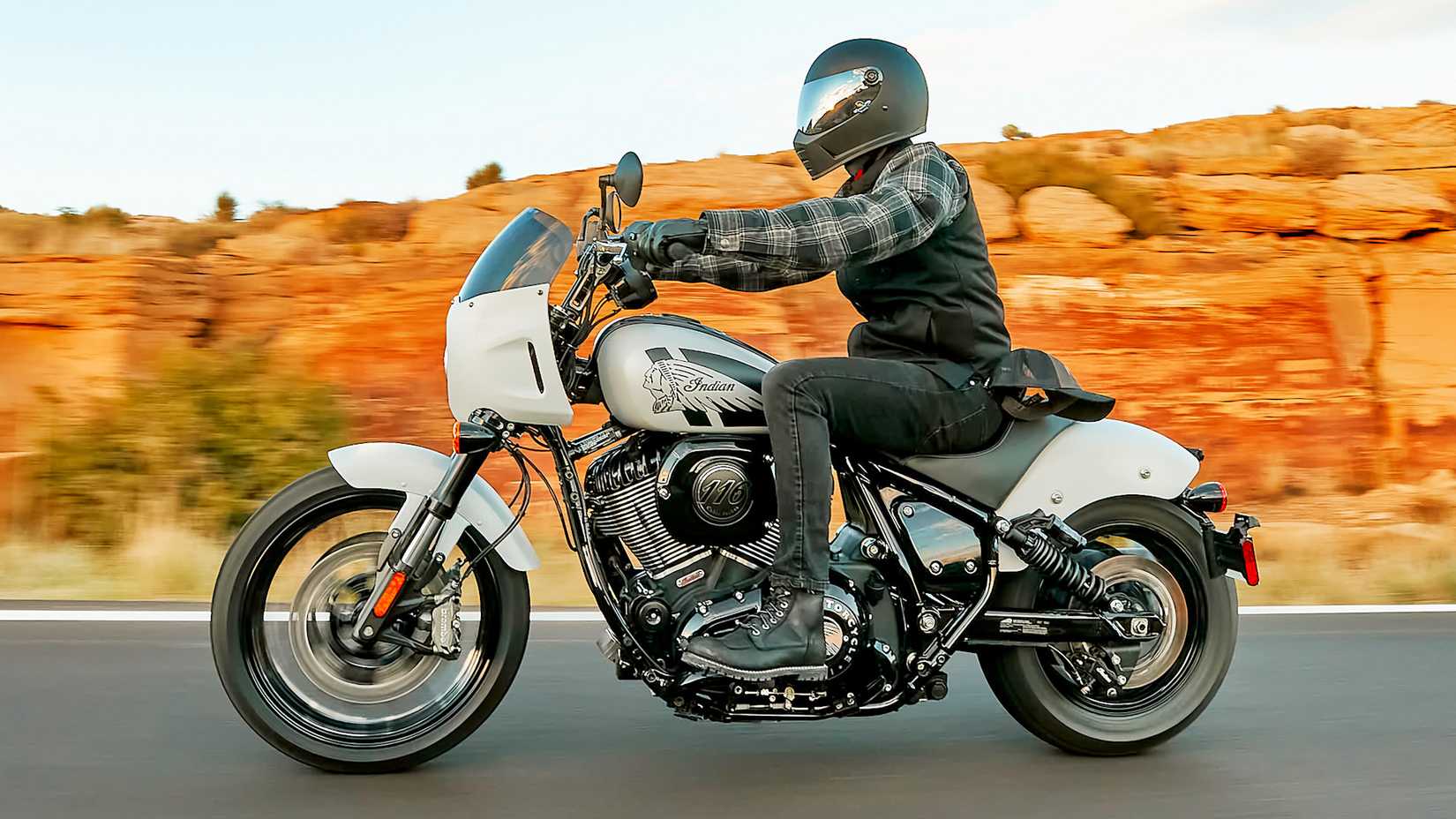 Piloto em um Indian Sport Chief 2024 cruzando o deserto