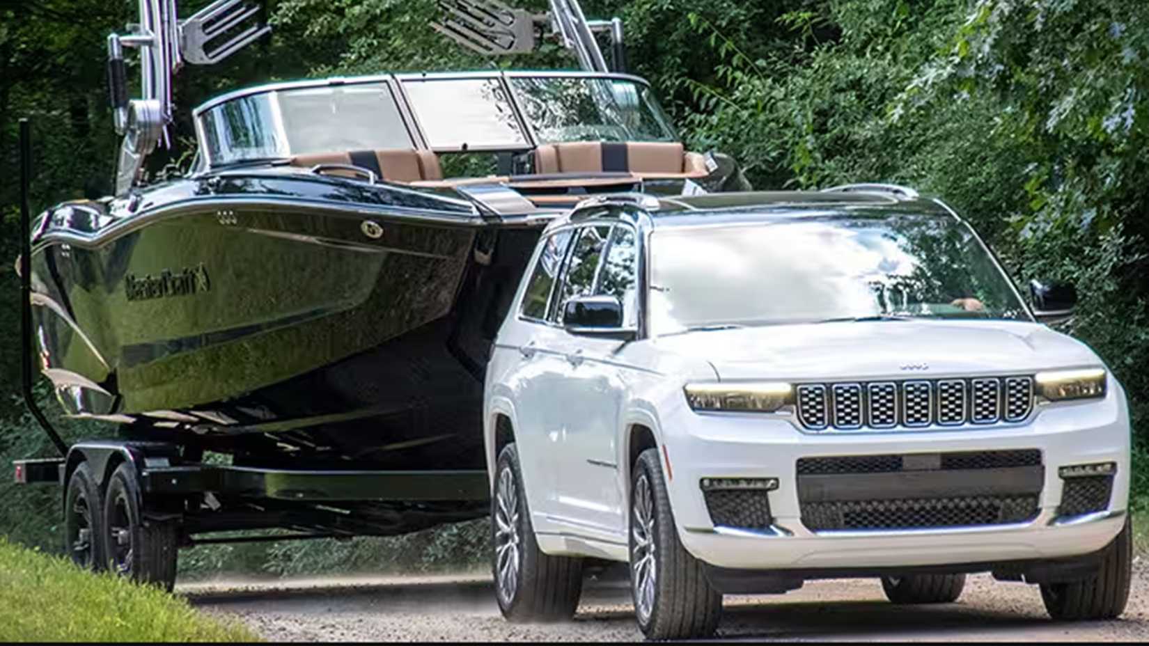 Jeep Grand Cherokee L towing a boat