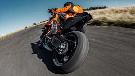 2024 KTM 1390 SUPER DUKE R filmado em ação traseira na pista de corrida