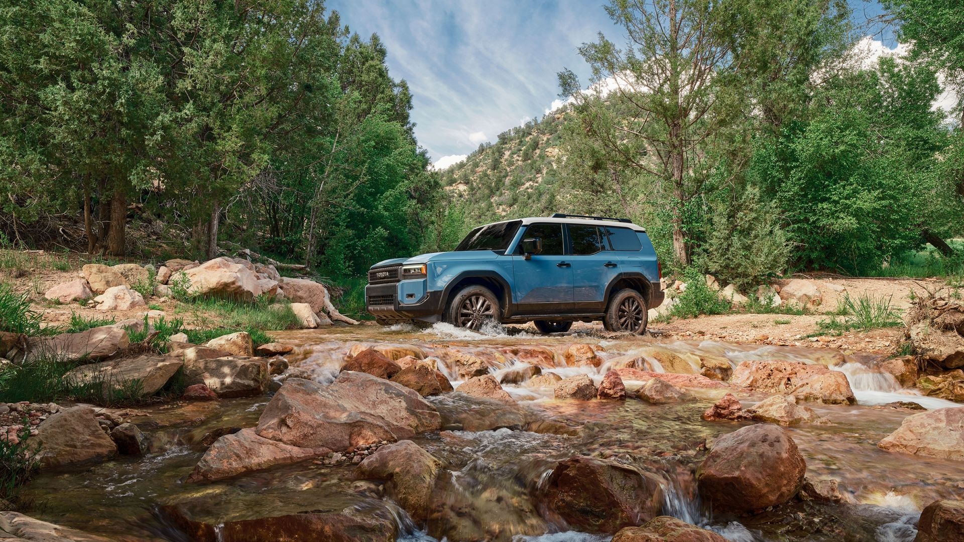 2024 Toyota Land Cruiser dirigindo em um rio