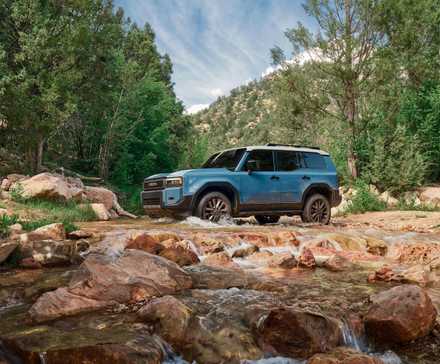 2024 Toyota Land Cruiser dirigindo em um rio