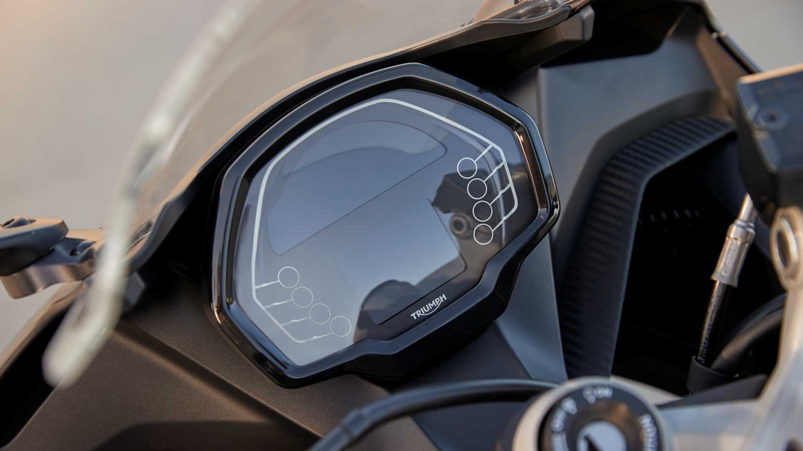 2024 Triumph Daytona 660 close-up do painel.